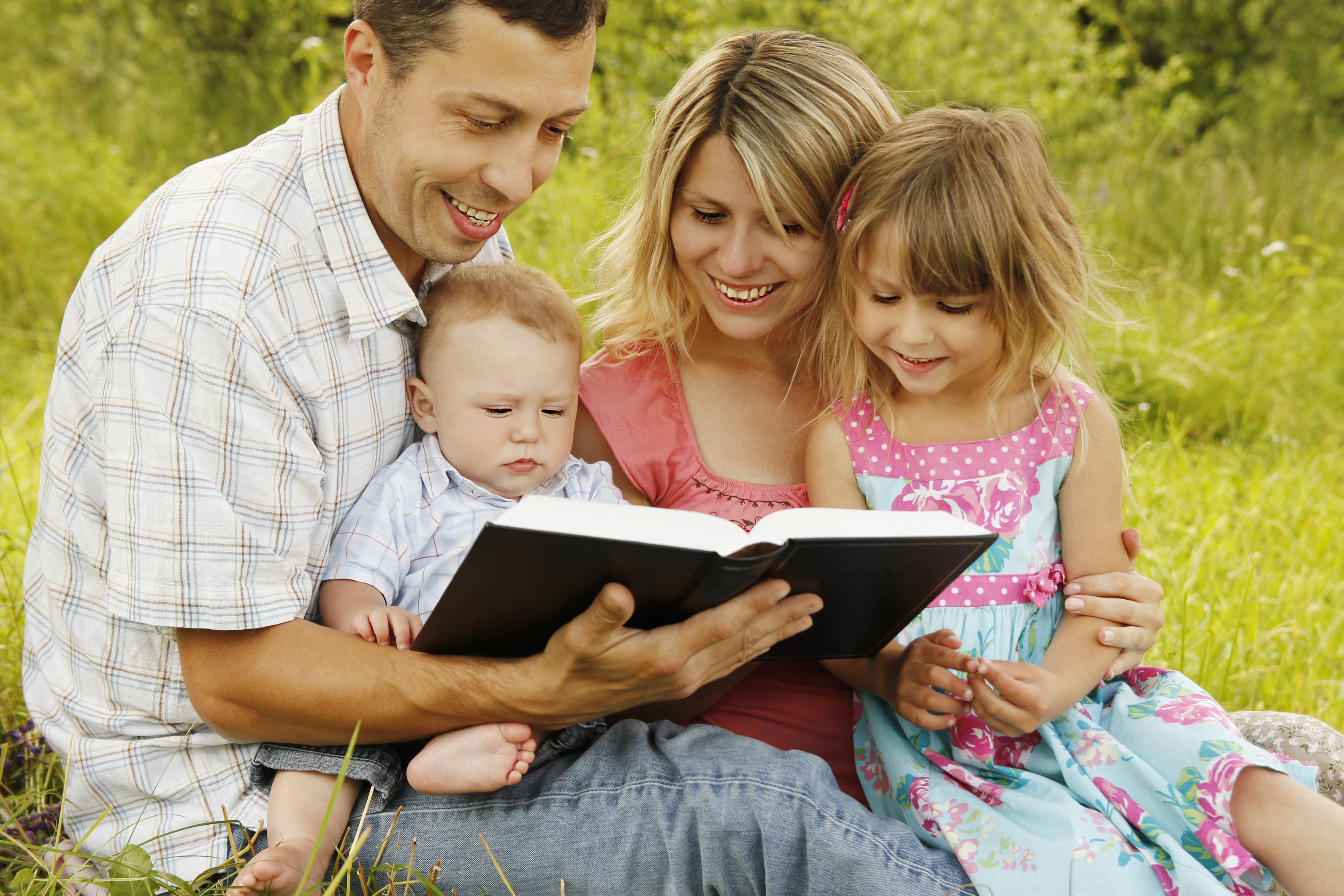 Вместе книга и семья. Семья читает Библию на природе. Семья за чтением. Чтение Библии всей семьей. Библия для семейного чтения.